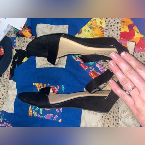 🚨LAST CHANCE Short Black Suede Wedge - Picture 3 of 8